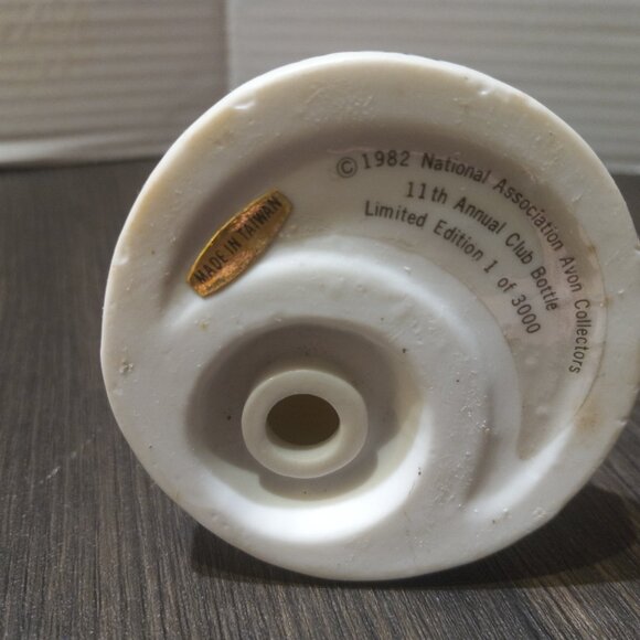 1956 Avon Lady 1980s 11th Annual Bottle Club Figurine - Picture 9 of 9